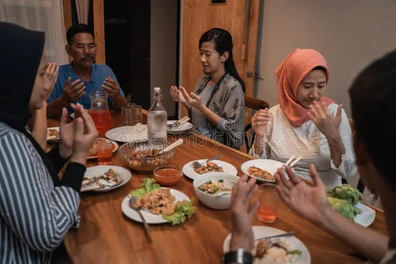Голод в рамадан. Ужин мусульманской семьи. Мусульманская семья ужинает. Мусульмане семья ужин дома. Семья молится вместе Рамадан.
