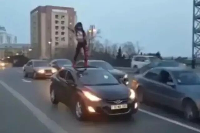 Женщина Голая Танцует На Автомобиле