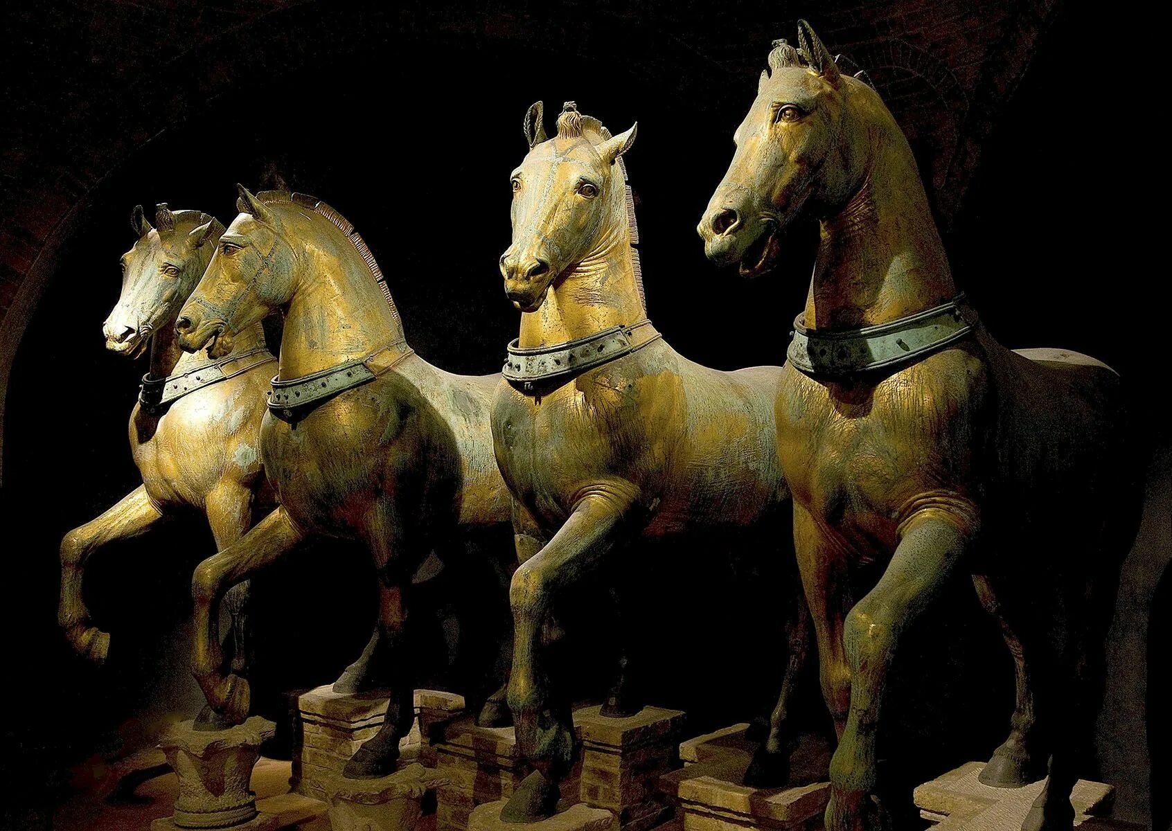 Скачки на лошадях в древней греции на олимпийских играх. Александр македонский и буцефал. Греция коне. Буцефал конь александра македонского. Кони собора сан-марко.