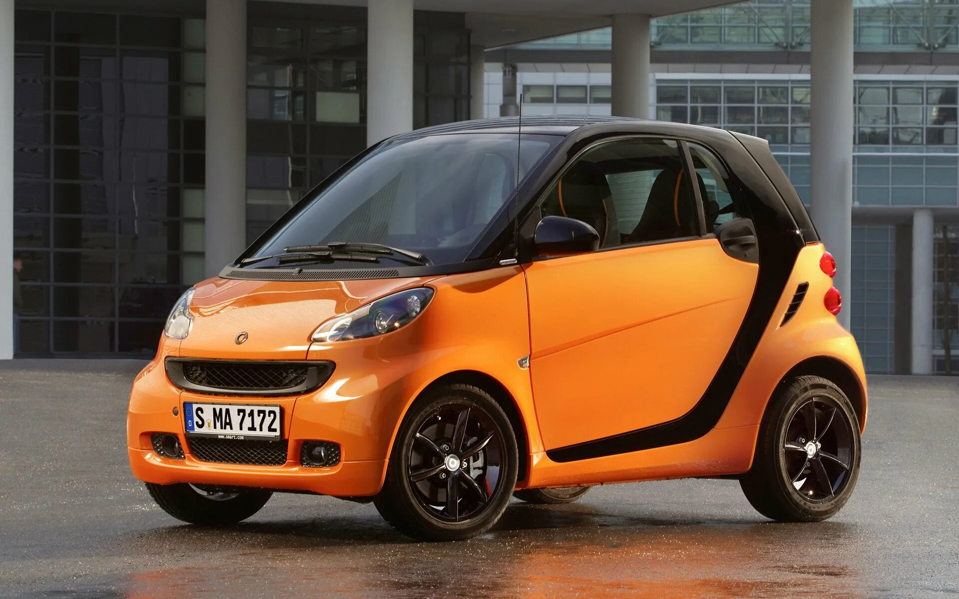 Маленькие машинки бесплатные. Мерседес смарт Fortwo. Smart Fortwo Brabus оранжевый. Малолитражка Мерседес смарт. Малолитражки Smart Fortwo.