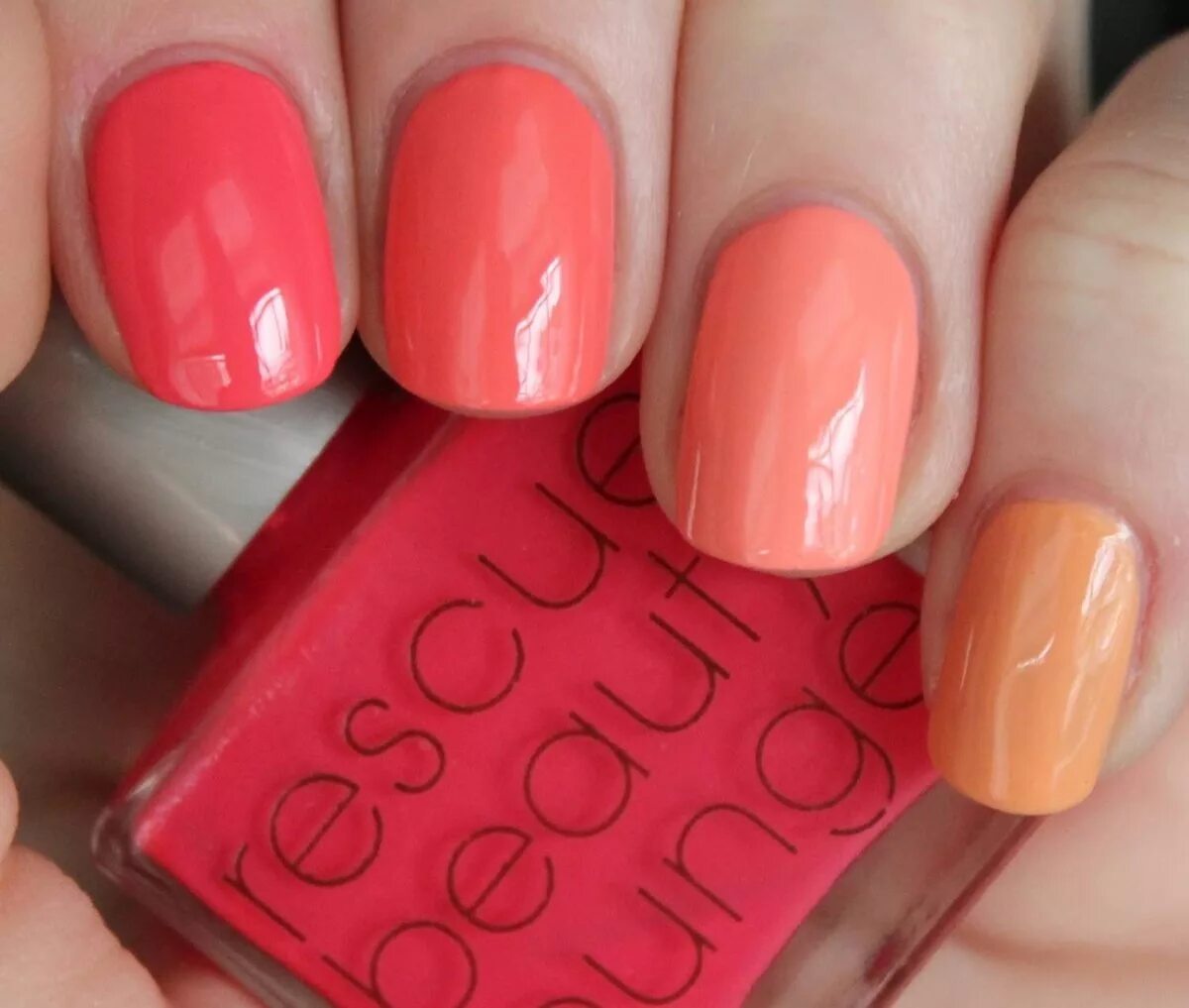 Гель лак коралловый цвет. Коралловый цвет ногтей. Ногтиткоралового цвета. Коралловые ногти. Коралловый маникюр на короткие ногти.