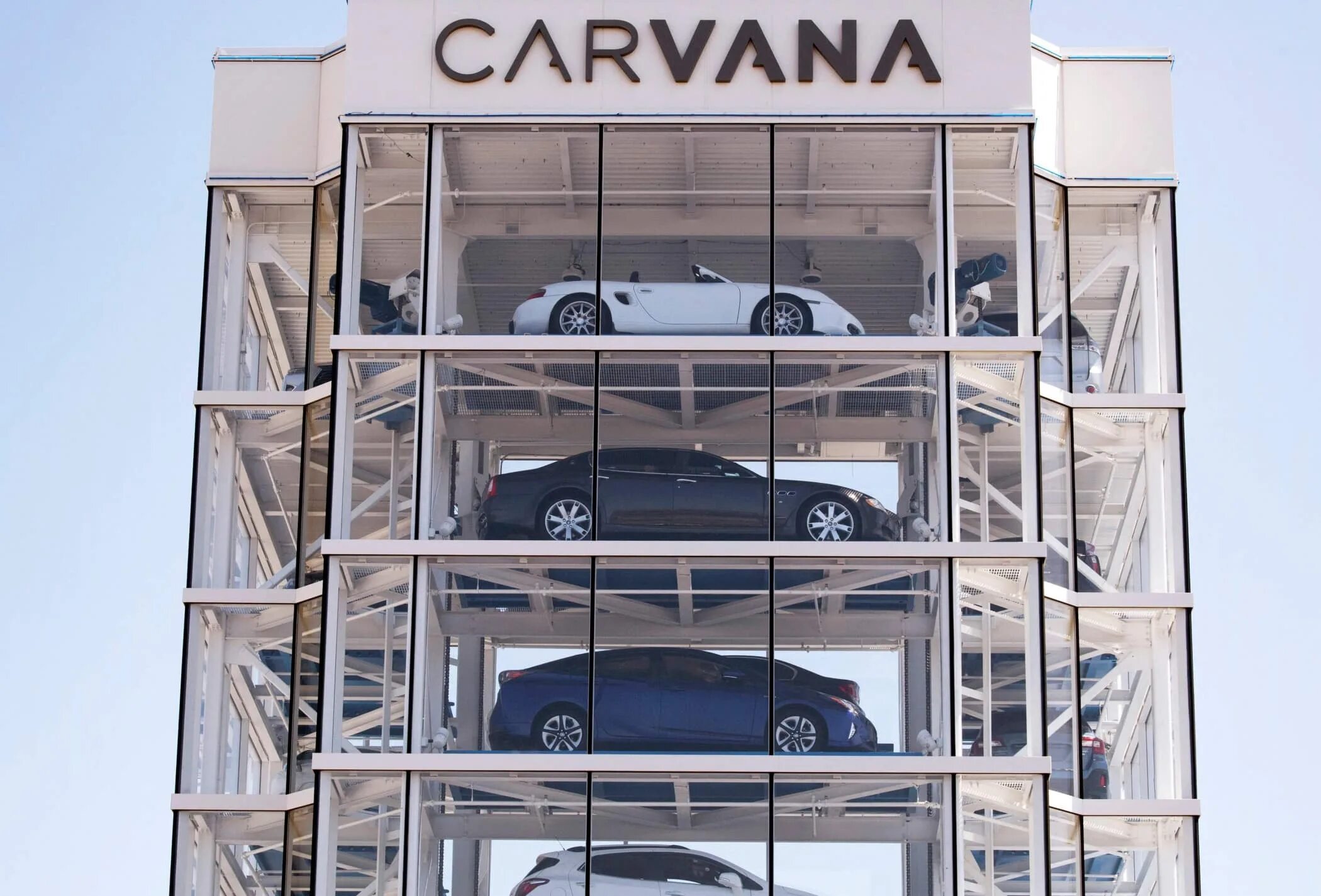 Автосалон carvana в санкт петербурге. Carvana автомобили с пробегом. Софийская 2 автосалон. Автосалон плаза в спб на софийской. Автосалон carvana в санкт петербурге.