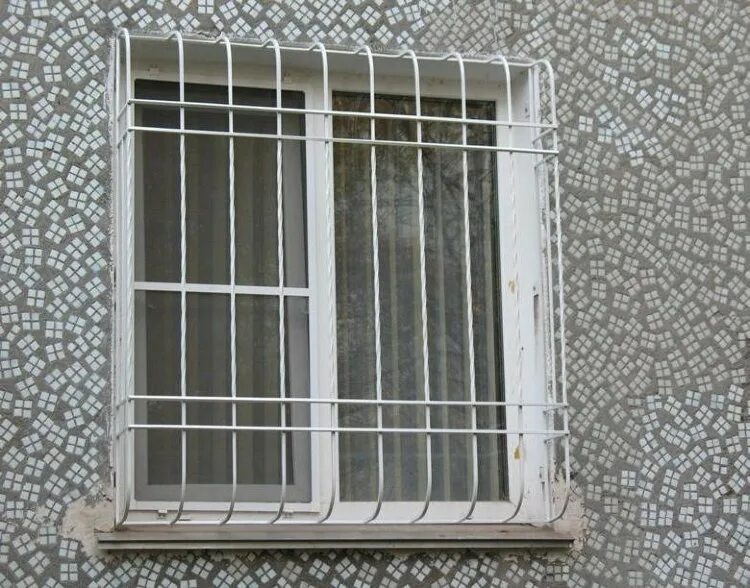 Иркутск купить решетку. Решетки на окна. Решетка оконная металлическая. Решетка на окно металлическая. Сварные решетки на окна.