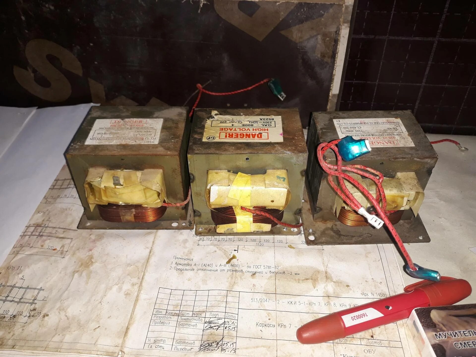 Споттер из трансформатора микроволновки. Споттер из трансформатора микроволновки. Споттер с 4х микроволновки. Споттер стержневой трансформатор. Споттер из 3 трансформаторов микроволновки.