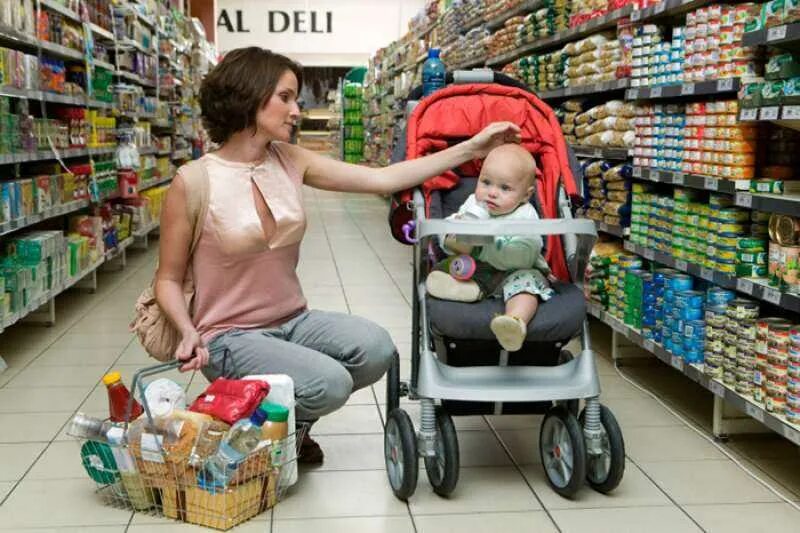 Мама с коляской в магазине. Можно ли в магазины с коляской. Можно ли в магазины с коляской. Детская коляска в лифте. Можно ли в магазины с коляской.