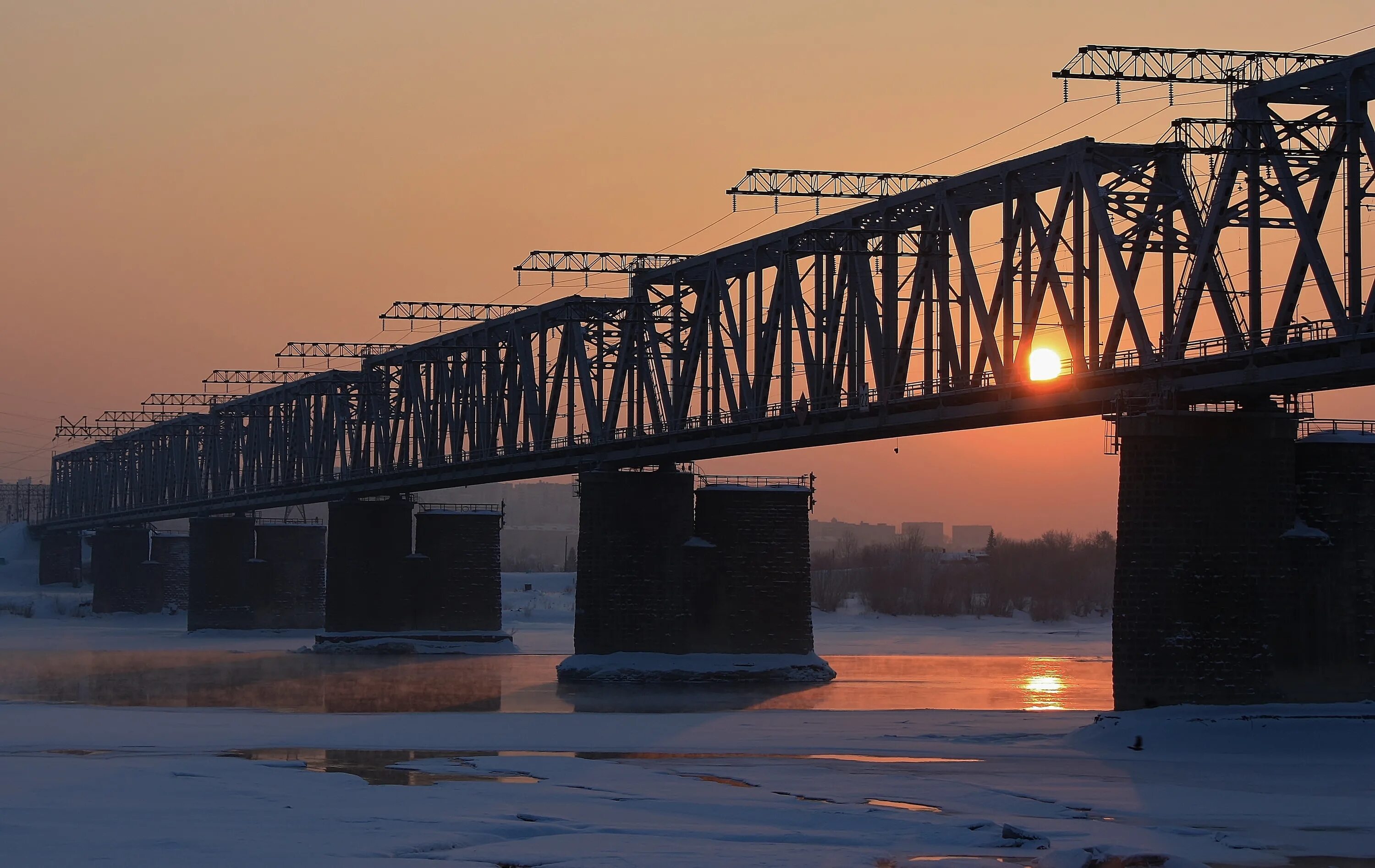 Железнодорожный мост Новосибирск. Новосибирский Железнодорожный мост через реку Обь. Старый Железнодорожный мост Новосибирск. ЖД мост через Обь в Новосибирске. Обь жд