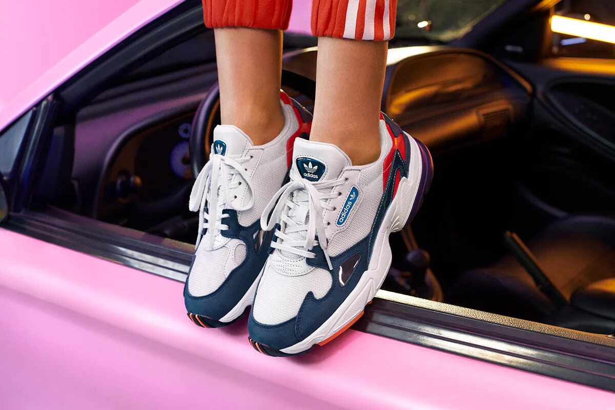 Название модных кроссовок. Adidas Falcon Jenner. Adidas Falcon Kylie Jenner.