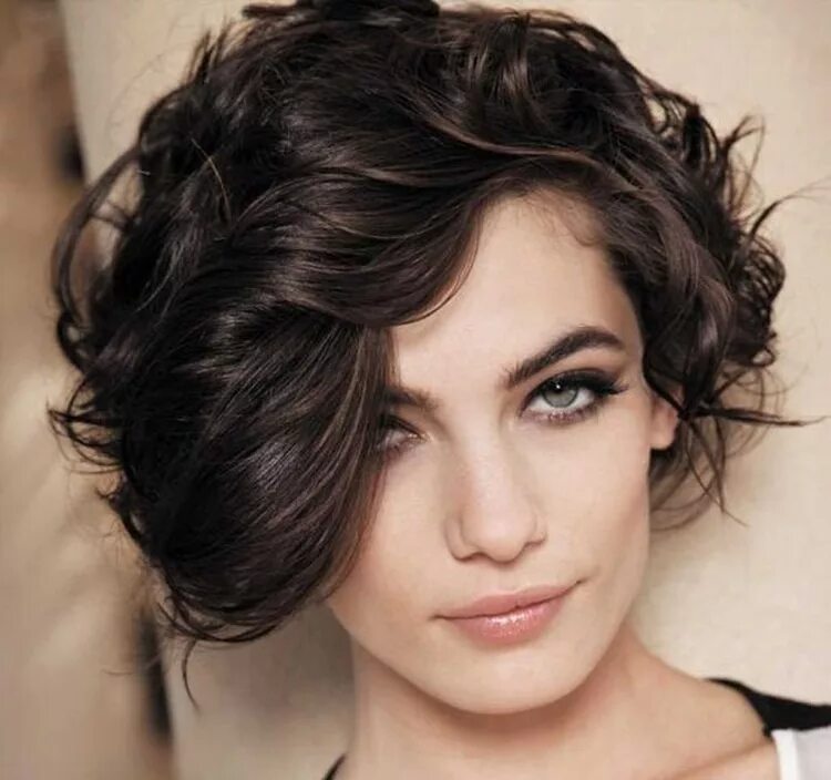 крупные кудри на короткие волосы. крупные кудри на короткие волосы. шарлиз терон кудри. крупные кудри на короткие волосы. завивка на каре.