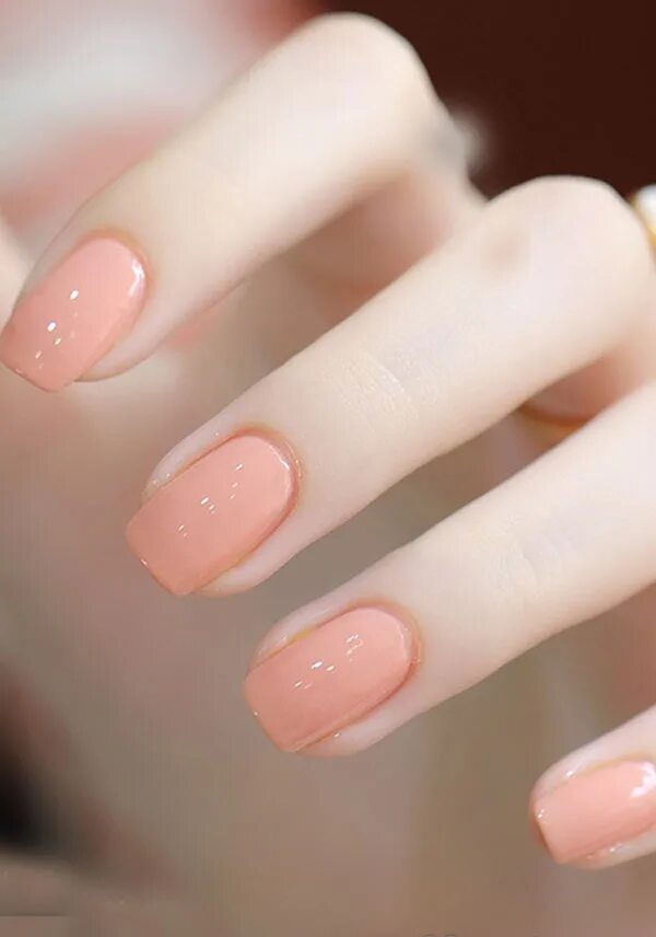 розовые ногти эстетика. маникюр на загорелую кожу рук. красивые ухоженные ногти. красивые руки. бледная кожа бледные ногти.