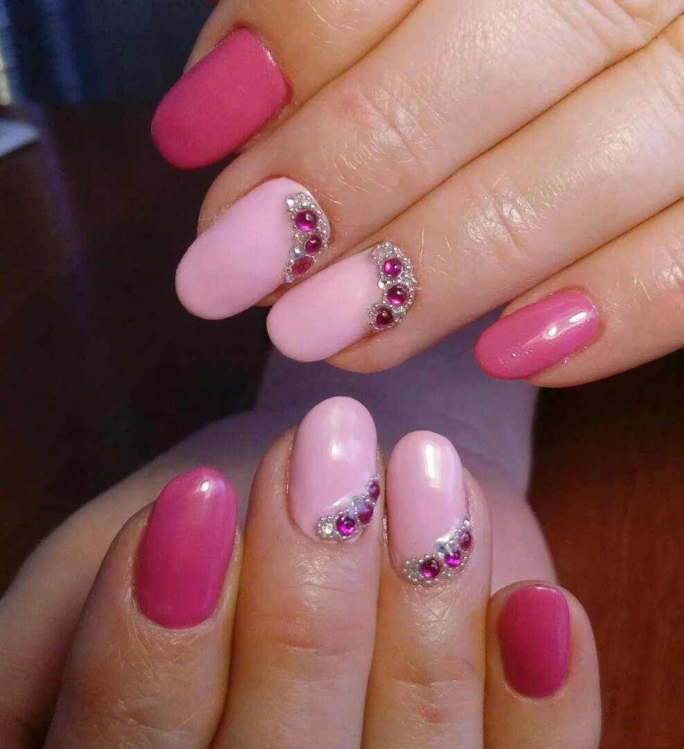 Ногти гель стразы. Розовые ногти. Красивый ярко розовый маникюр. Розовые гелевые ногти. Яркий розовый маникюр.