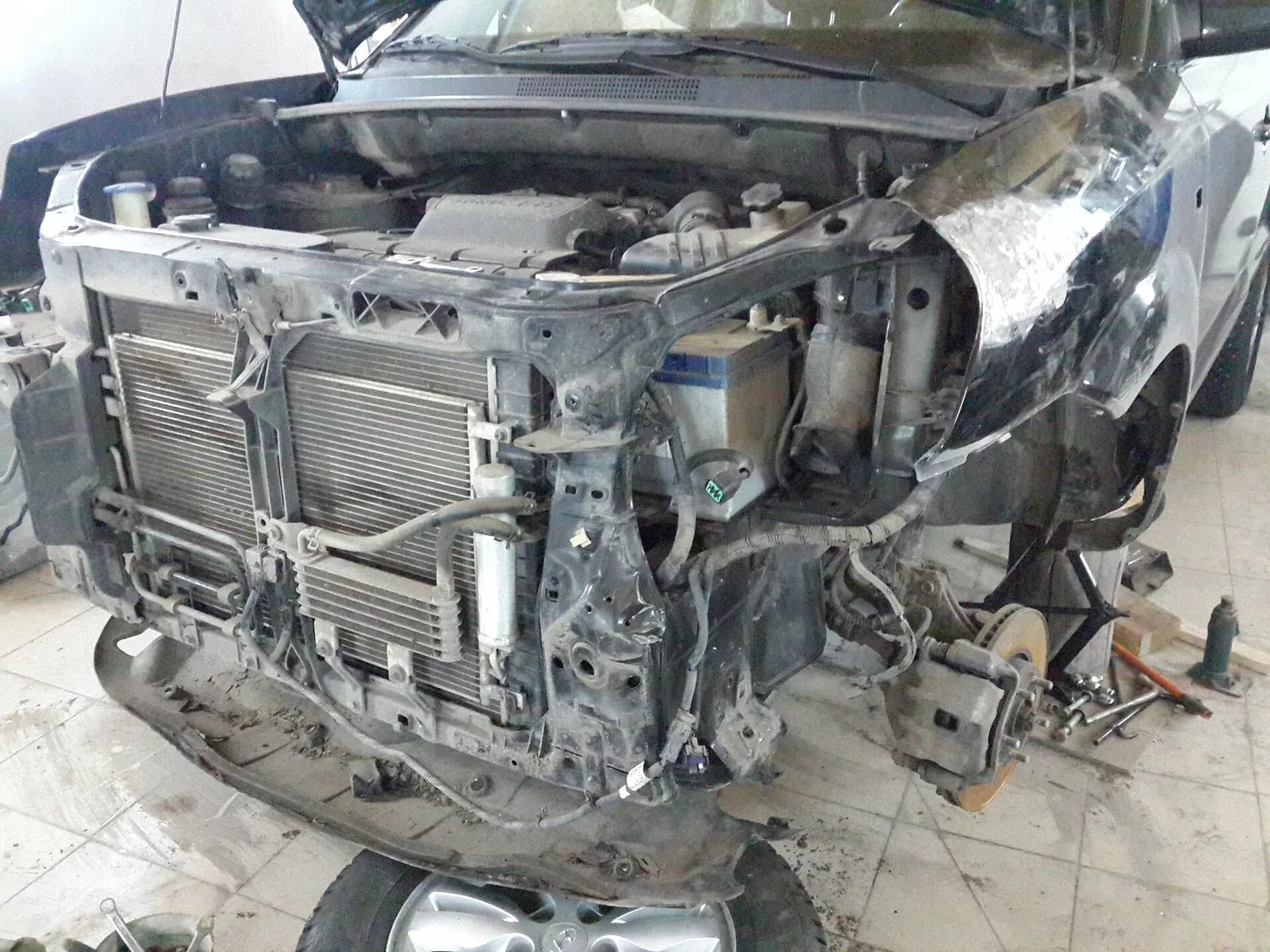Дефлектор на капот хендай туссан 2008. Разобранная морда hyundai tucson 3. Авторазбор хундай туксон. Битый хундай туксон. Разбор туссан.