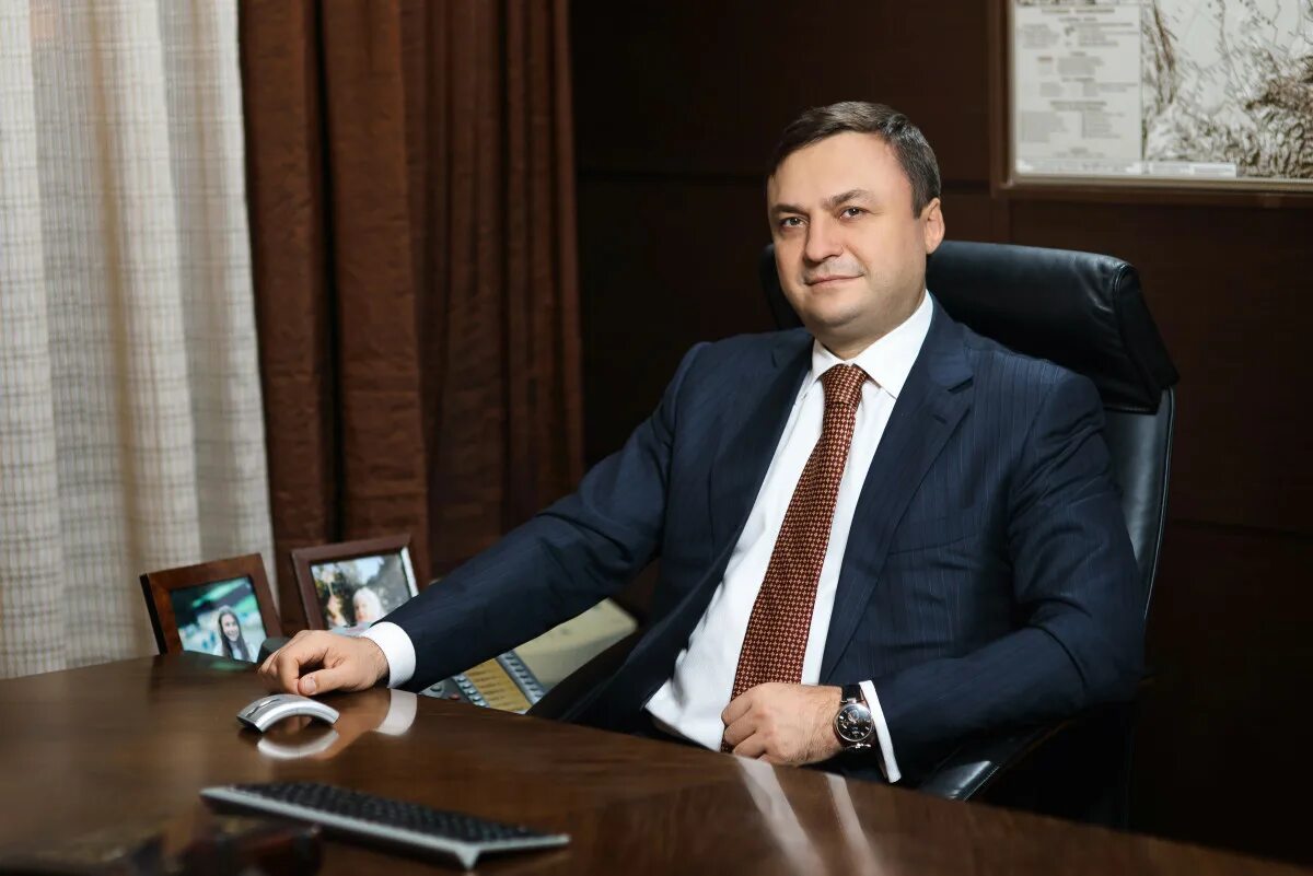 Генеральный менеджер отеля. Директор предприятия управляющий. Лидер в коллективе. Деловой портрет мужчины. Андрей филиппов юрист.