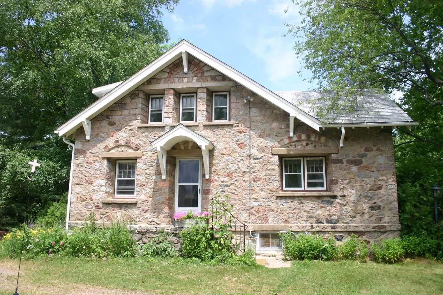 Стоун-Хаус усадьба. Каменный дом. Маленький каменный дом. Старый каменный дом.