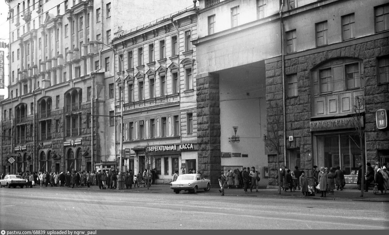 Тверская улица в 1990е. 1930 Москва Тверская перестройка. Тверская улица 1996. Улица Горького Тверская. Пушкинская улица магазины