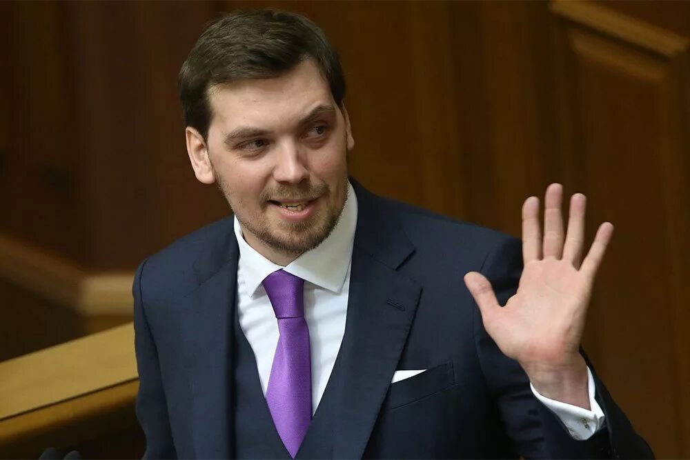 Премьер министр изображенный на 5. Гончарук премьер министр Украины. Премьер министр Украины 2022. Премьер-министр Украины сейчас 2023.