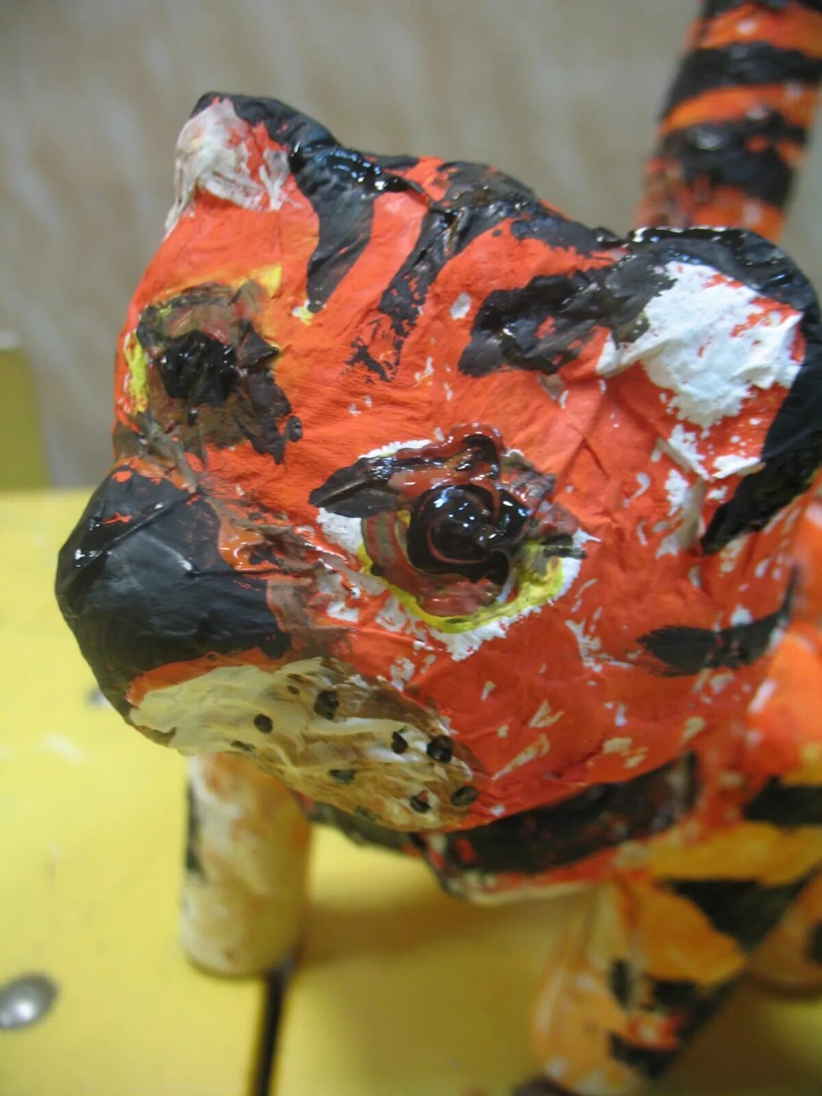 Тигр папье маше из шарика. Тигр из папье-маше своими руками. Маска тигра из папье маше. Голова тигра из папье маше. Тигр из папье маше мастер класс.