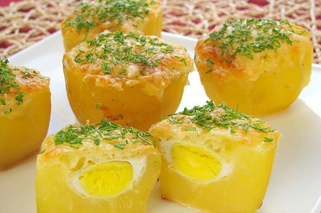 Картофель фаршированный перепелиным яйцом. Картофель запеченный с яйцом. Картошка с яйцом и сыром. Запеченный картофель сюрприз.. Рецепт картошки с яйцом в духовке