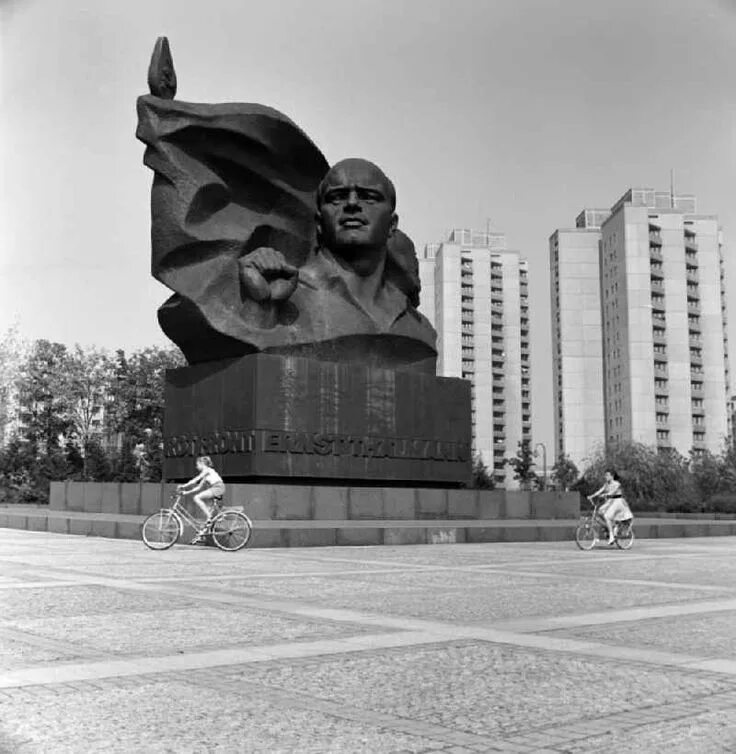 Дрезден гдр. Памятник эрнсту тельману в берлине. Памятник ленину в берлине томский. Памятники гдр. Восточный берлин 1982.
