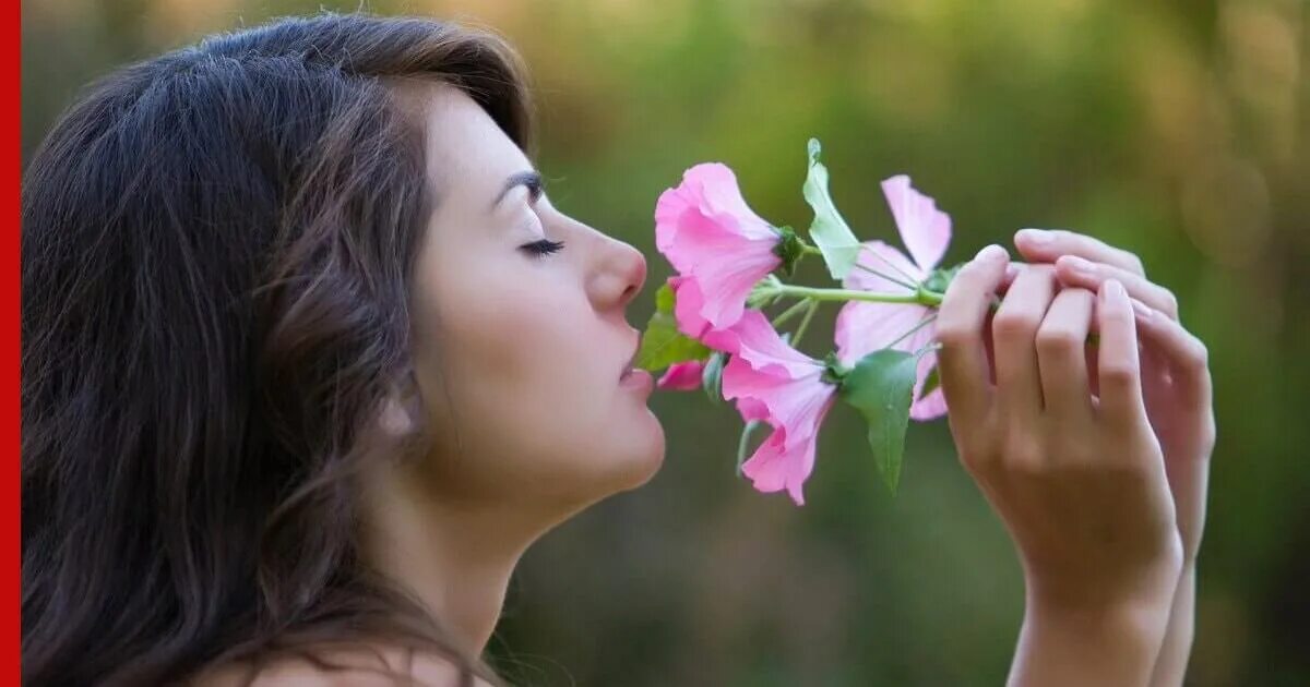 Девушка нюхает цветы. Аромат цветов. Вдыхать аромат цветов.