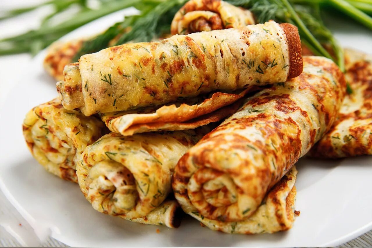 Блинчики с сырной начинкой. Сырные блинчики. Блины с сыром. Блинчики с сырной начинкой. Блины с тертым сыром.
