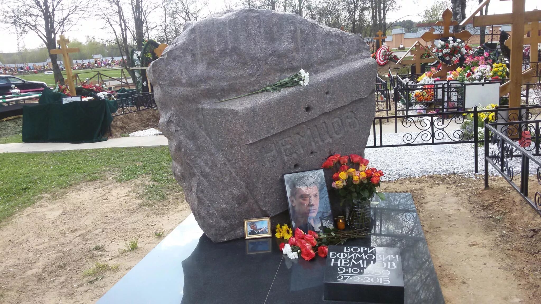 могила бориса немцова на троекуровском кладбище. могила немцова 2022. памятник немцову на троекуровском. могила бориса немцова на троекуровском. троекуровское кладбище могила немцова.