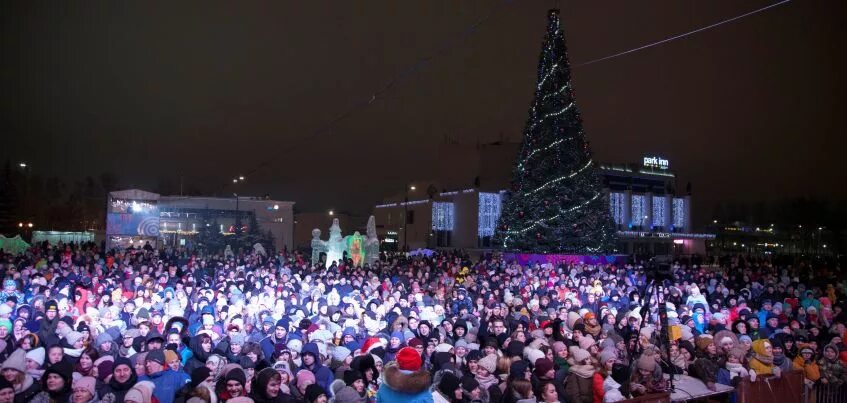 Центральная площадь ижевск зимой. Отметить новый год в ижевске. Новый год в удмуртии. Новогодние ледяные фигуры ижевск. Празднование нового года парк горького.