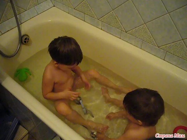 Мать сына в ванной видео. Мамочки в ванной с мальчиками. Мамуля в ванне с сыночком. Мама в ванной.