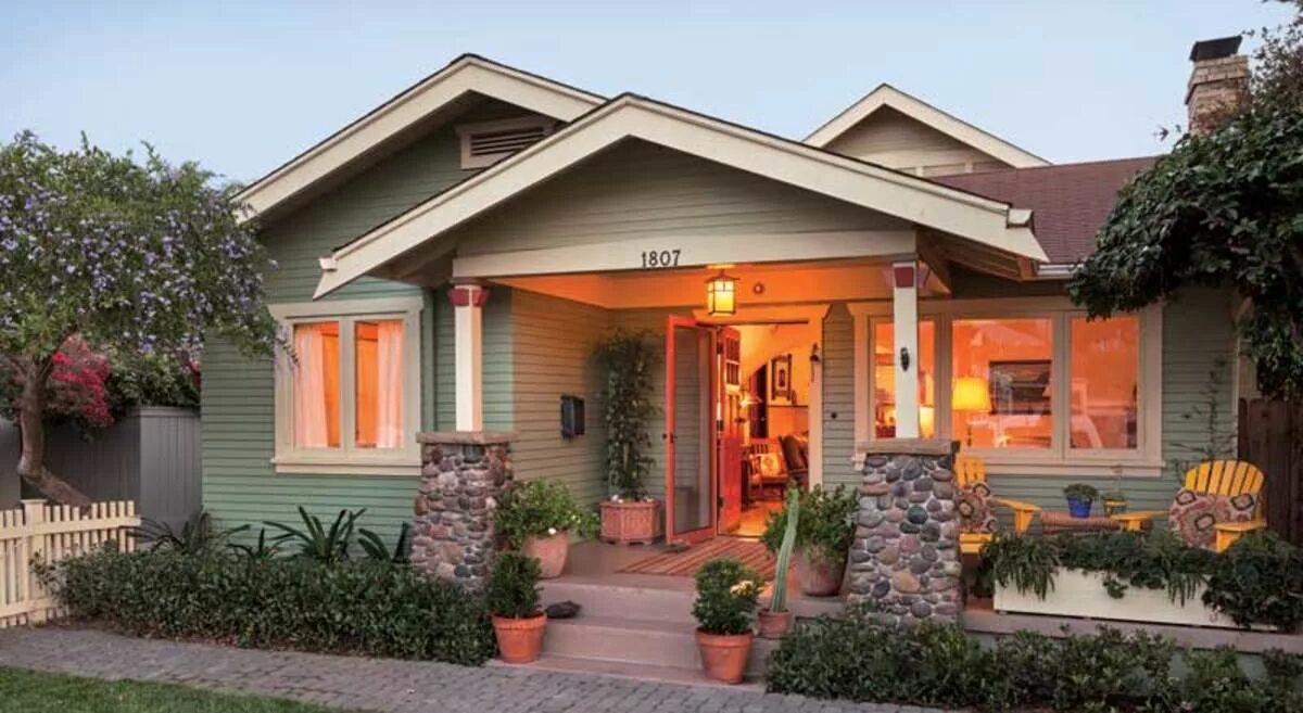 Пригородный дом. Семья на фоне дома. Семья в домике. Эдвардианский особняк. Большие американские дома.