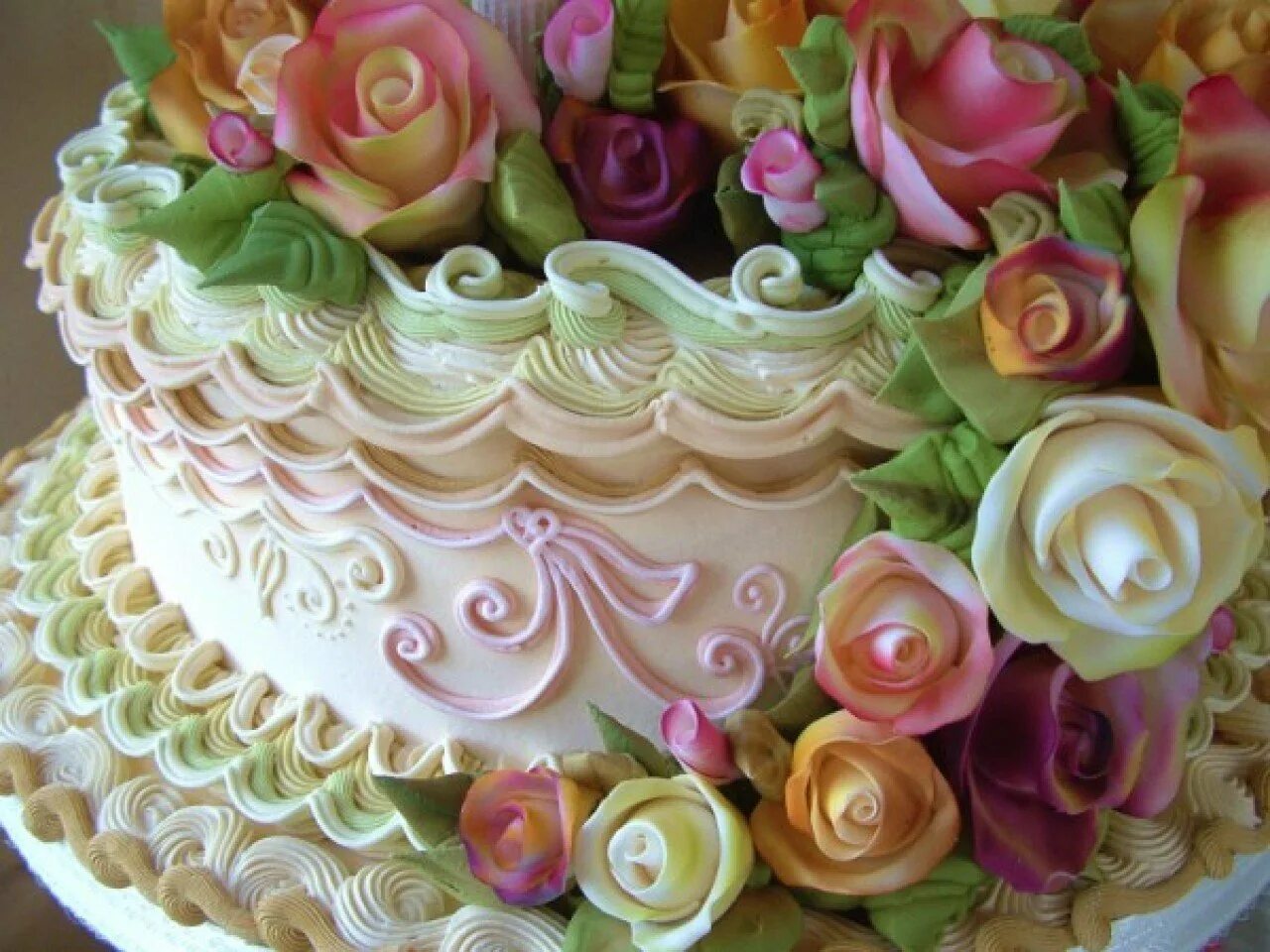 Торт оформление картинки. Дэвид Кейкс кондитер. Красивые кремовые торты. Кремовое украшение торта. Красивый торт с кремовыми цветами.