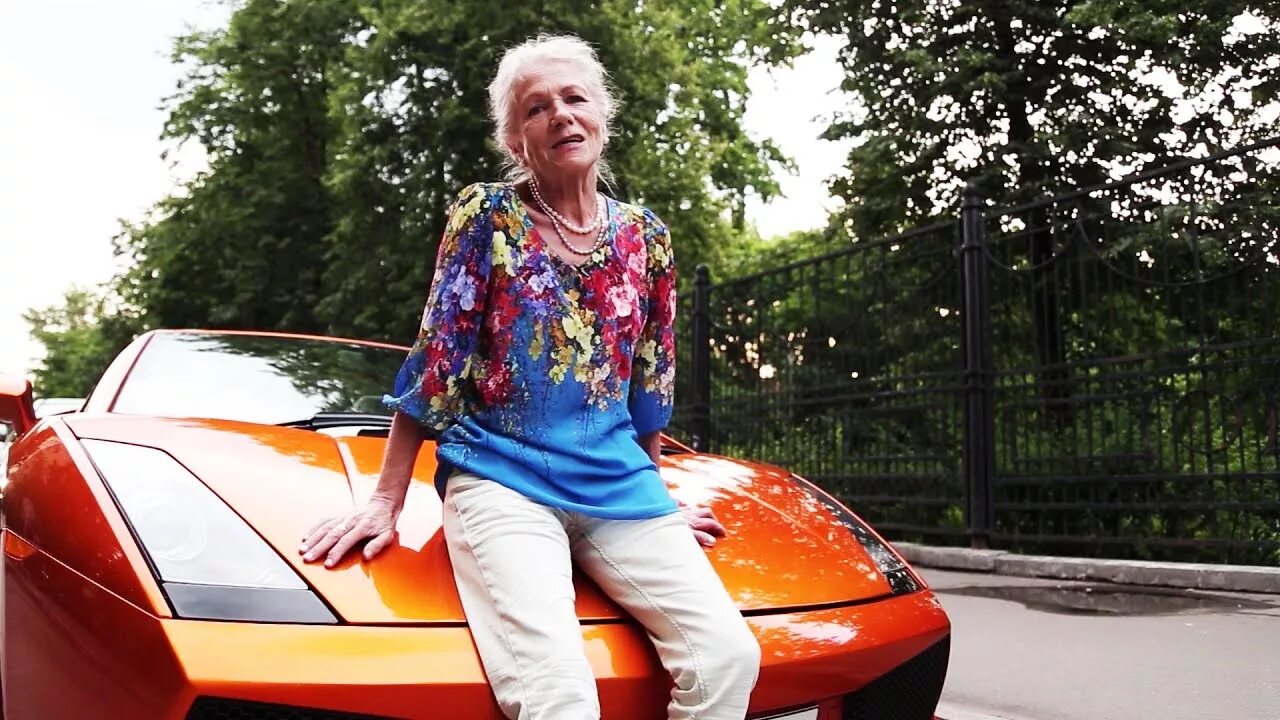 бабки в машине. бабушка под машиной. женщина на дороге приколы. дорога к бабушке. американские бабушки за рулем.