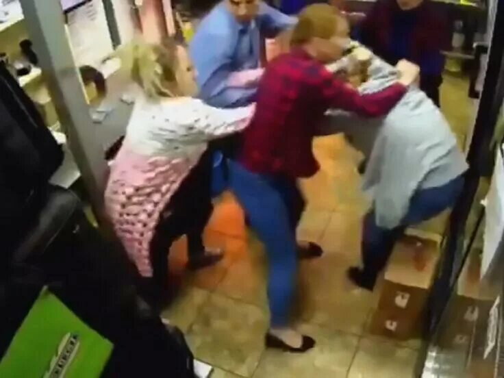 Нападение закончилась. Нападение на сотрудницу Wildberries. На парня напали в бургерной. Девушки нападают на еду. Девушку выгнали из кафе из ДЦП.