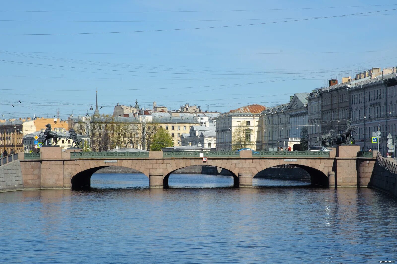 Аничков мост через какую реку. Аничков мост в Санкт-Петербурге. Питер Аничков мост. Санкт Петербург Фонтанка Аничков мост. Аничкин мост в Питере.