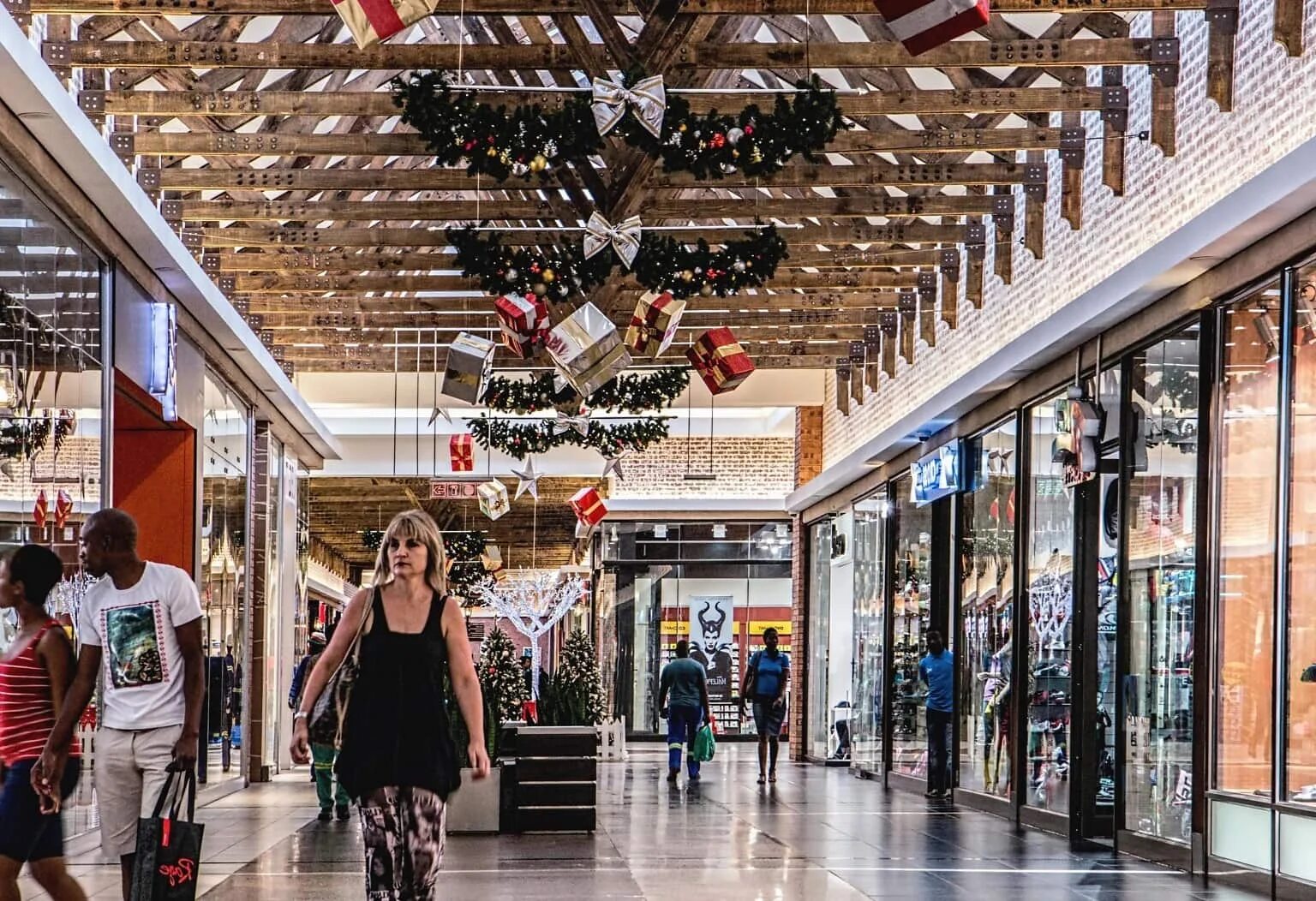 1 mall shopping. Торговый центр. Шоппинг в торговом центре. Магазинчики в торговых центрах. Люди в торговом центре.