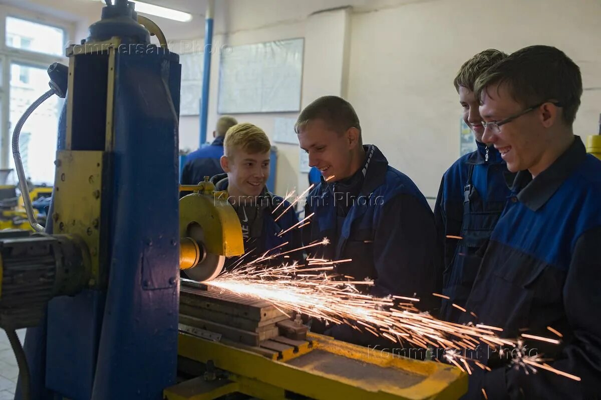 Профессии после 9 класса колледж. Компьютерный класс. Колледж на инженера после 9 класса. Дефектовщик деталей и изделий. Профессии в училище.