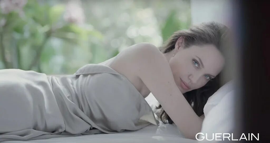 Пока ты листаешь фото анджелины джоли текст. Анджелина Джоли в рекламе Guerlain. Реклама герлен с Анджелиной Джоли. Анджелина Джоли в рекламе. Angelina Jolie Guerlain 2021.