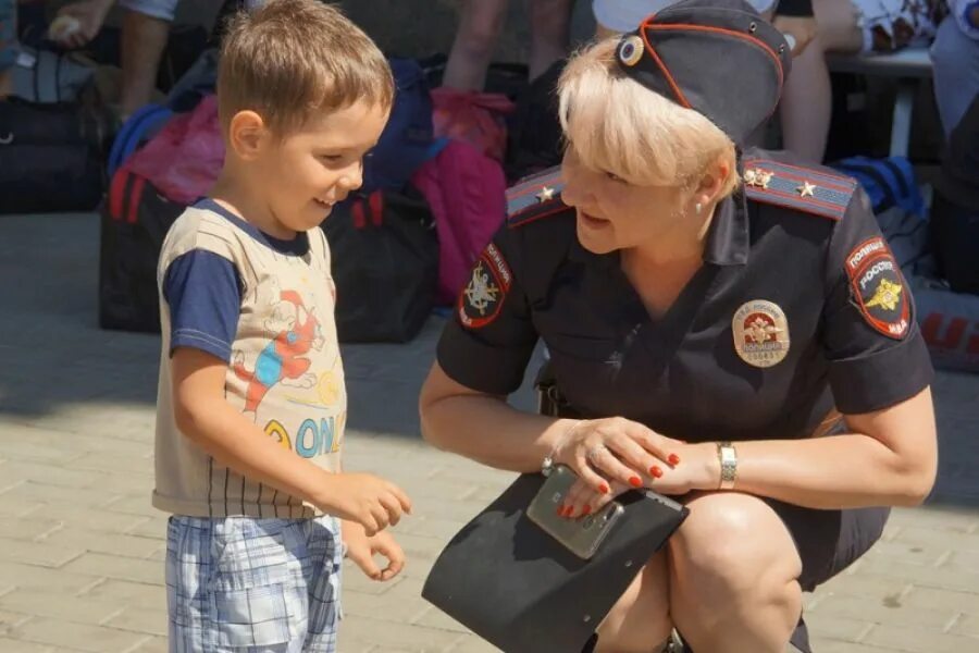 Пдн инспектор по делам несовершеннолетних. Полицейский помогает ребенку. Полиция пдн дети. Несовершеннолетние правонарушители. Инспектор по делам несовершеннолетних.