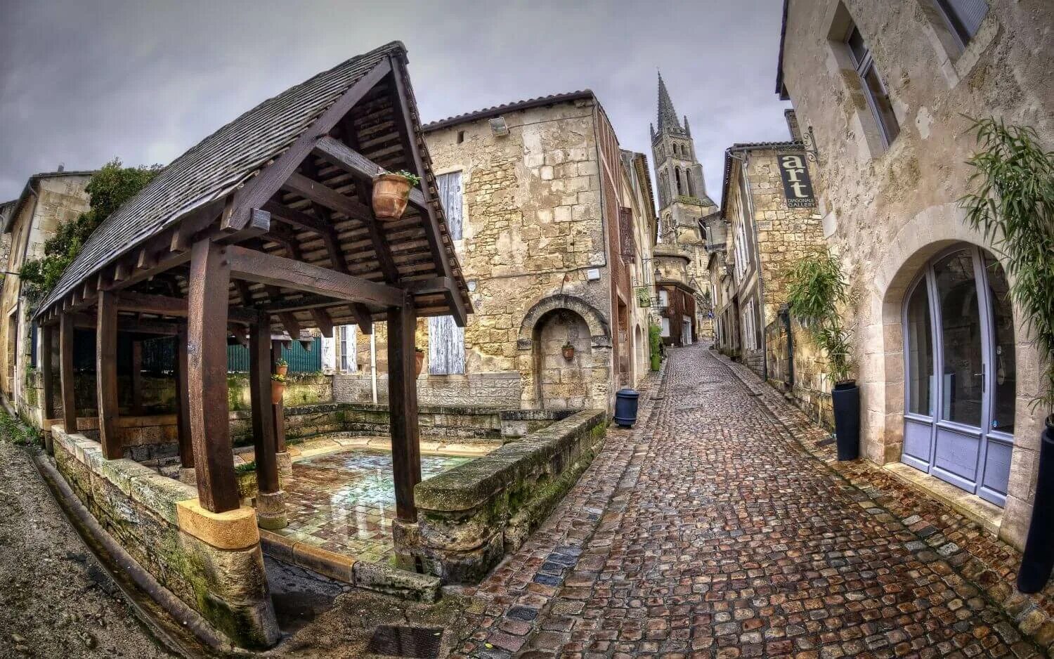 Старый город аренда. Старинная улочка мощеная во Франции. Сент-Эмильон Франция. Старинные каменные улочки Европы. Средневековые каменные улицы города Сербии.