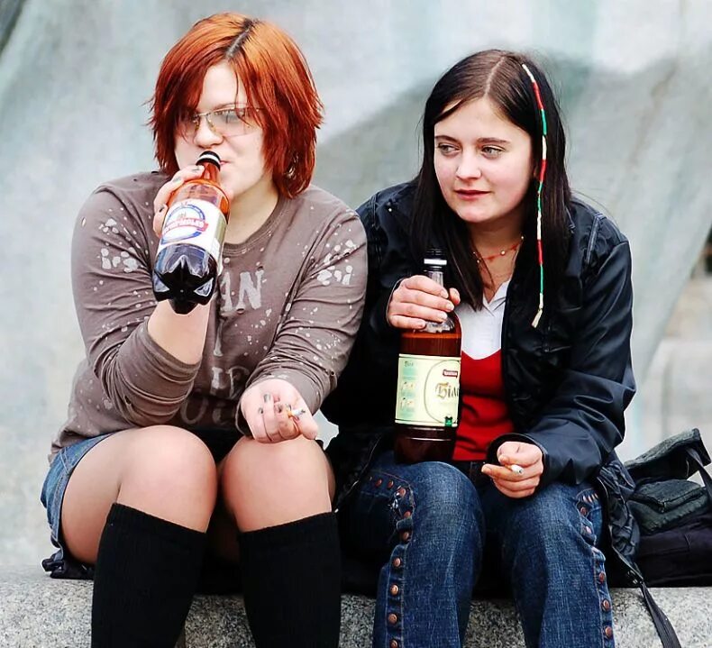 Девушка с бутылкой и сигаретой. Пьющие женщины. Женщина пьет. Пьющие курящие девушки. Женщина пьет.