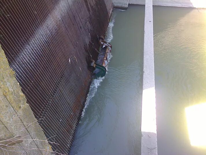 Сороудерживающая решетка водосбора. Грабельная решетка для очистки сточных вод. Решетка водозабора сузуки 15. Решетка донного слива 300*300 для бассейна. Сороудерживающие решетки водоприемников.