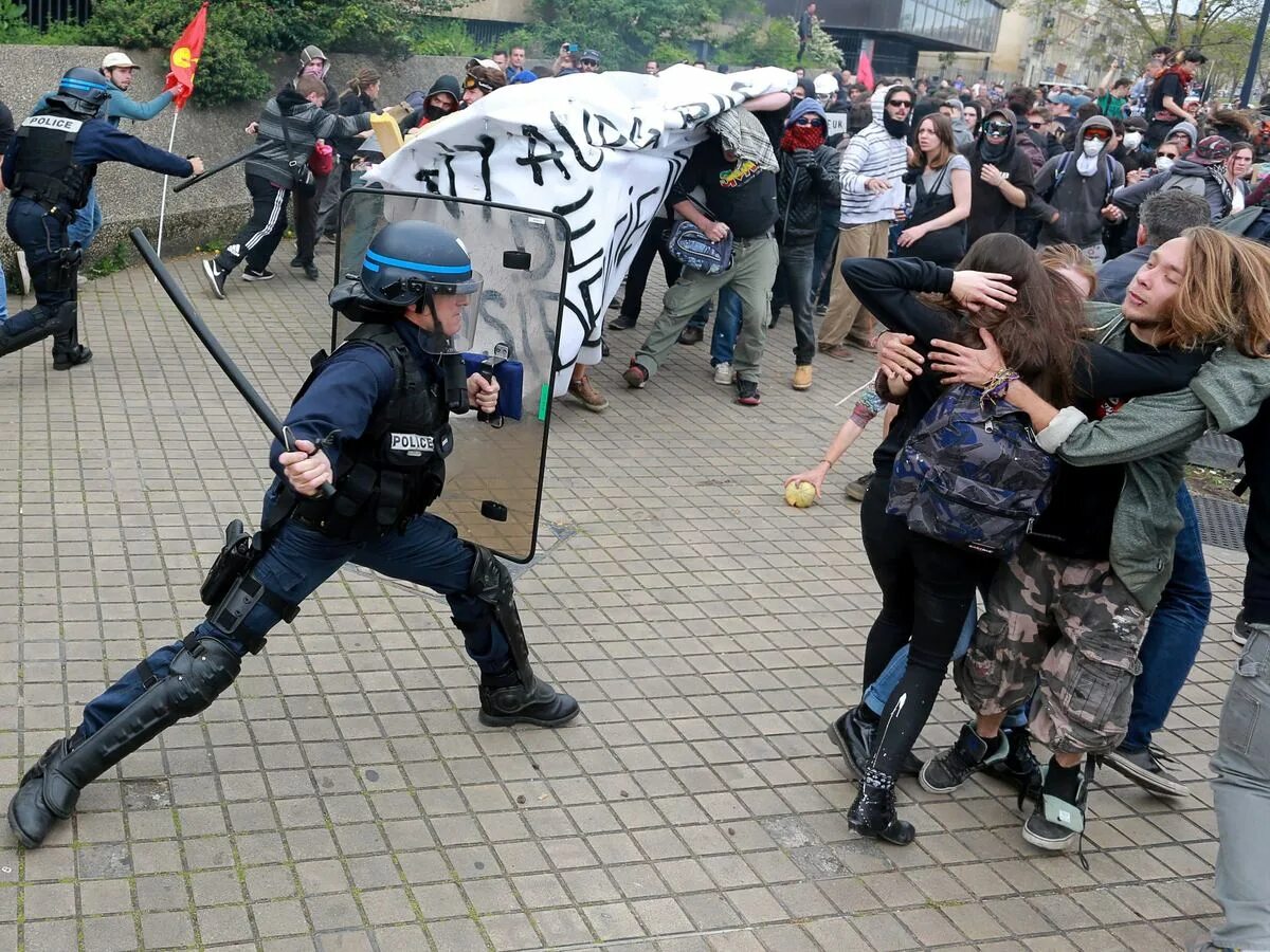 Избита феминистка. Полиция Франции избивает демонстрантов. Разгон демонстрантов во Франции. Полиция Германии избивает демонстрантов. Подавление протестов во Франции.
