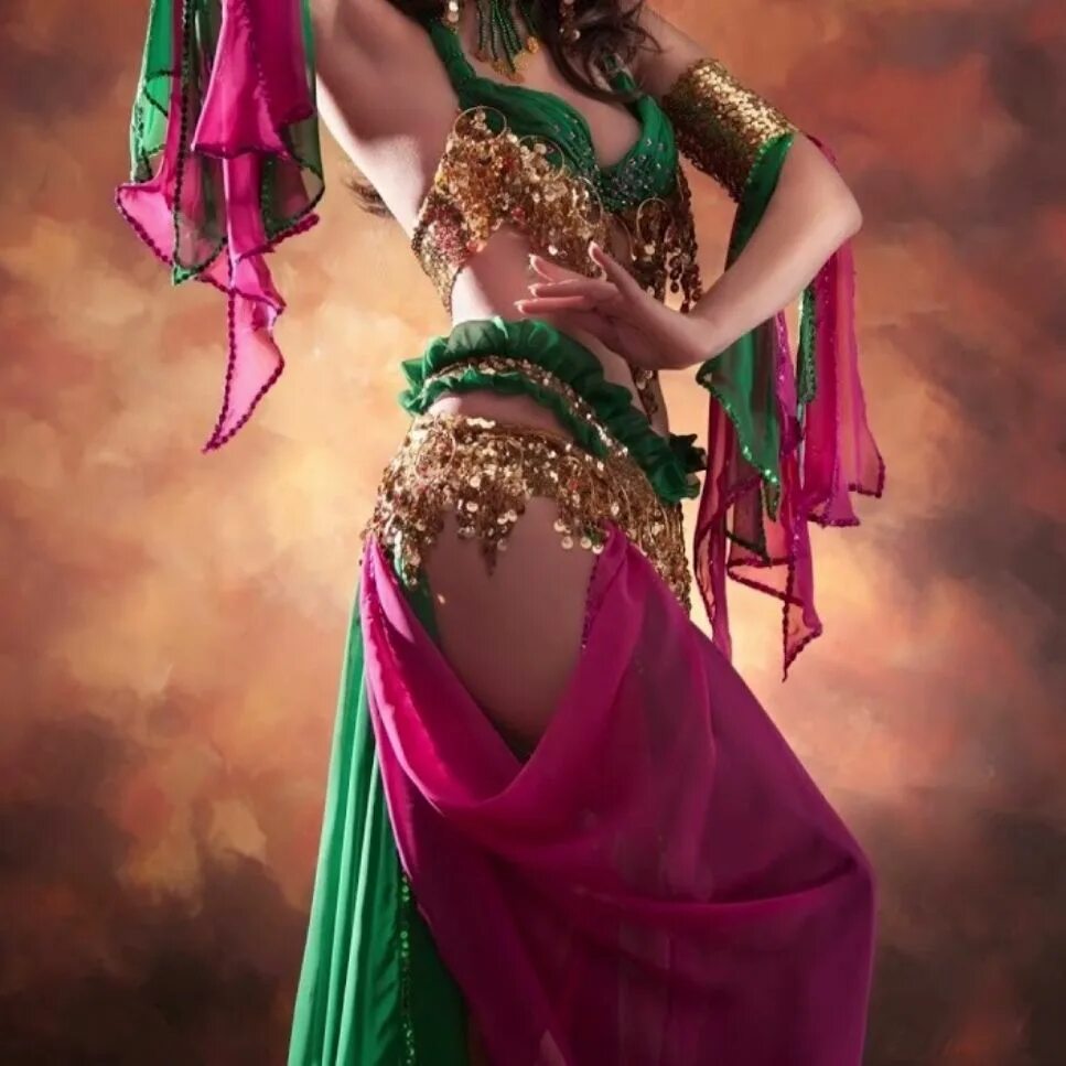 зажигательная восточная музыка для танцев. восточный танец на праздник. восточные танцы бежевое платье. бэлли дэнсер. восточная танцовщица.