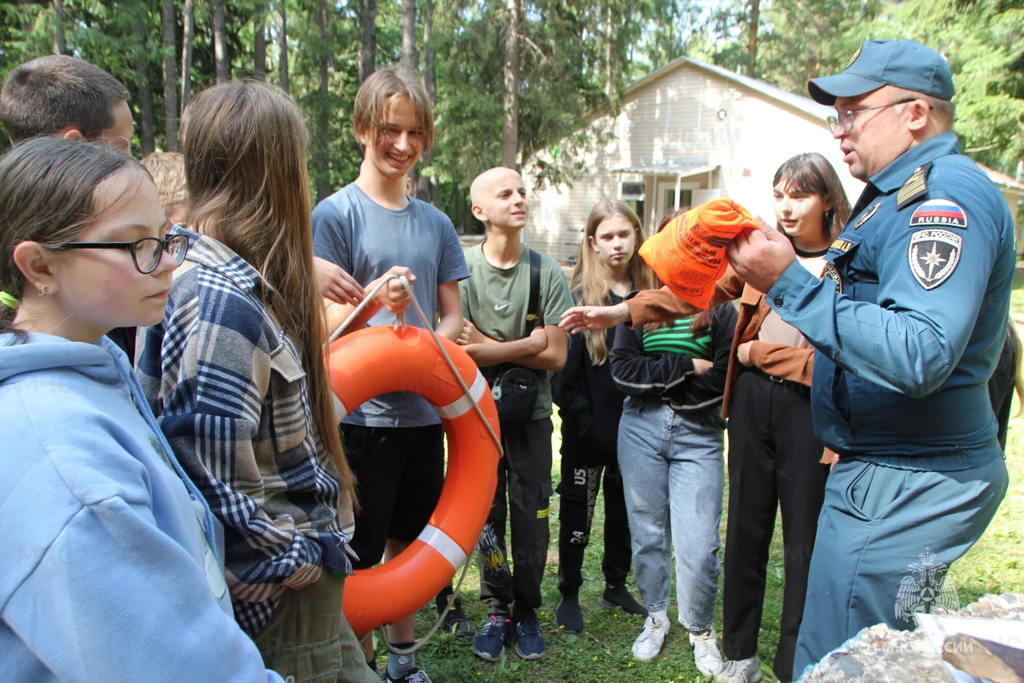 Волонтеры мчс. Южный конно-кинологический спасательный центр мчс россии сотрудники. Добровольческий спасательный отряд студентов. Волонтеры мчс. Спасательные работы на воде.