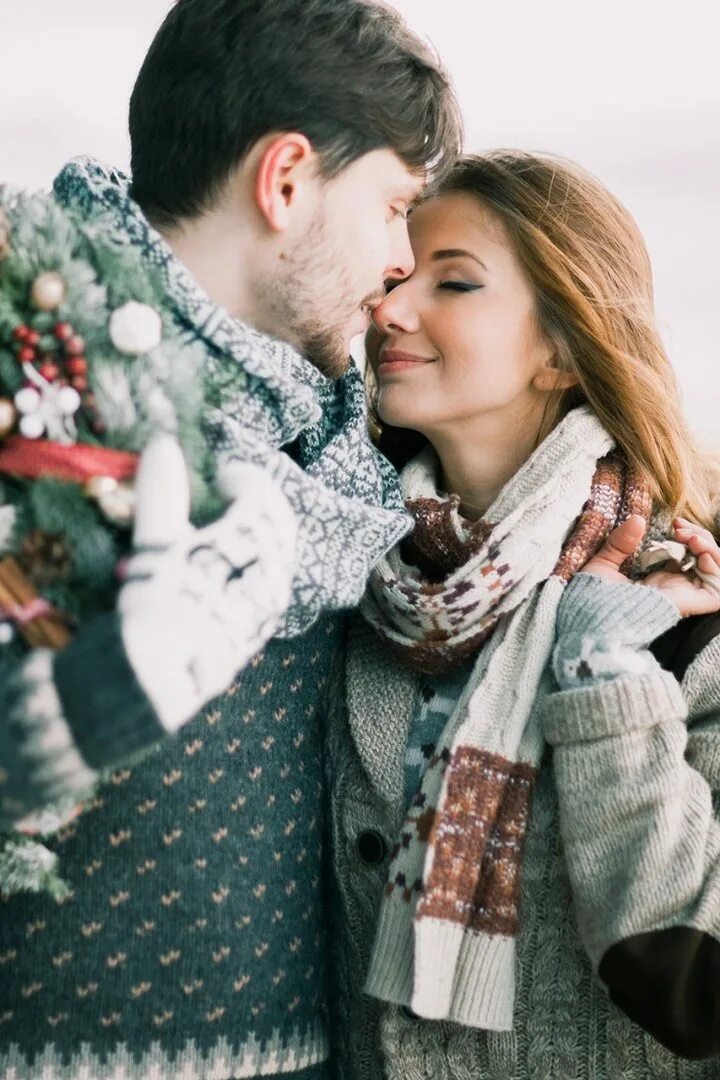 Влюбленные зимой. Поцелуй зимой. Влюбленные зимой. Влюбленные зима. Влюбленные в снегу.