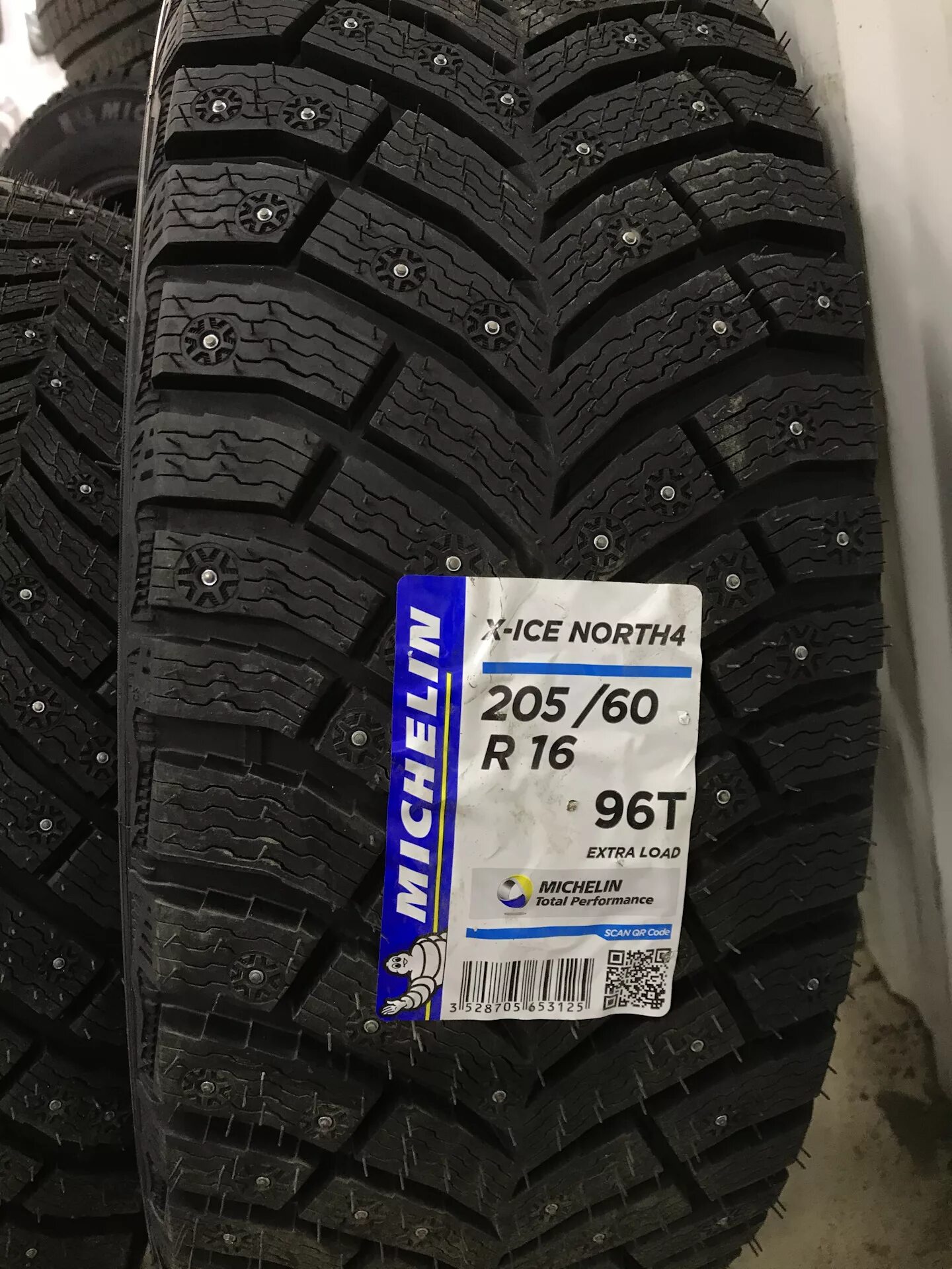 Купить мишлен х айс. Мишлен айс Норд 4. Мишлен Икс айс Норд 4 16. Michelin x-Ice North 4 205/60 r16. 205 60 16 Мишлен Норд 4.