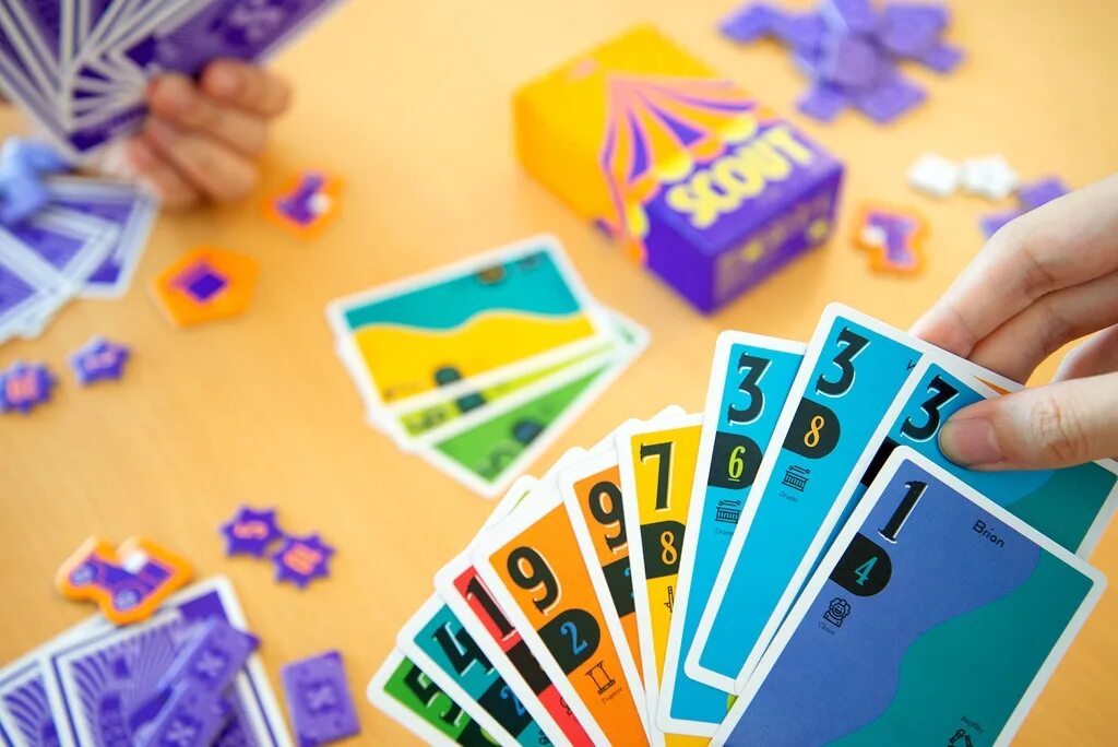 Джин карточная игра. Cards out игра. Cards out игра. Настольная игра скаут. Карточная игра неизвестный абонент.