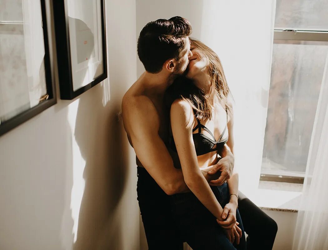 Проснулась в постели с незнакомцем. Страсть в постели. Красивые девушки в постели. Девушка проснулась. Утро с незнакомой девушкой.