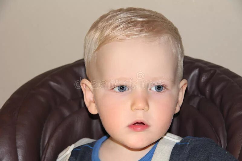 Классные причёски для мальчиков. Стрижки для подростков с пробором. Прическа для мальчика казаха. Причёски для мальчиков модные. Мальчику чуб.