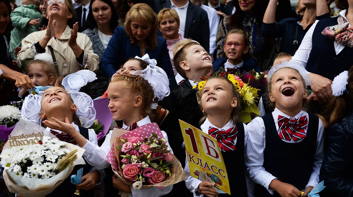 первоклассники линейка в школе. сентября сколько будет. какая погода была в сентябре. праздничные дни в августе. сентября сколько будет.