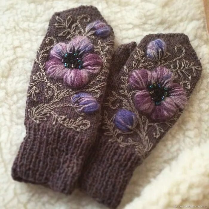 Варежки с вышивкой. Носки и варежки. Вышивка шерстью. Варежки с вышивкой. Вышивка на вязаных изделиях.