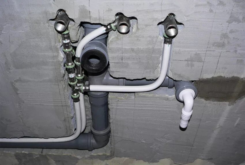 выход труб из стены. водорозетка скрытая рехау. канализация в стене под раковину. водорозетка для смесителя rehau. водорозетка через стену для смесителя.